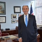 ME Dr. ELEZ BIBERAJN NË TIRANË NË ÇASTIN KUR U THYE VET-IZOLIMI KOMUNIST, MARS, 1991