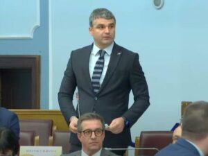 Çapuni: Mandiqi po e paraqet padrejtësisht vendimin institucional si “provokim të Kurtit”