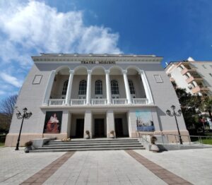 NJË TEATËR ABSURDITETI KA NDODHUR NË SHKODËR