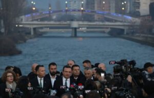 Kosovë: Veriu dhe jugu i Mitrovicës lidhen me urë të re